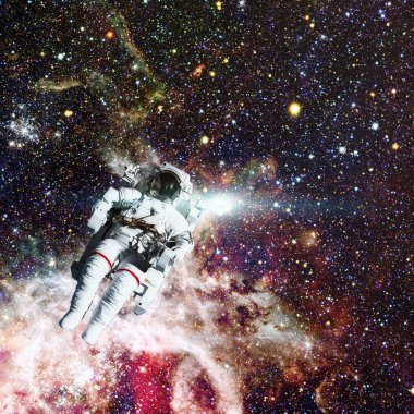 Uzayda bir astronot. Arkaplanda nebula.