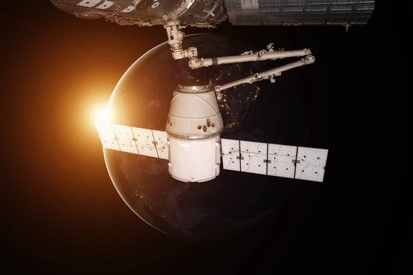SpaceX Dragon umkreist den Planeten Erde. Stockbild