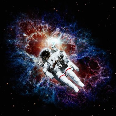 Uzayda bir astronot. Arkaplanda nebula.