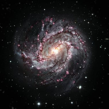 Suyılanı takımyıldızı yönünde bulunan bir çubuklu sarmal gökada Messier 83 takımyıldızı.