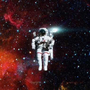 Uzayda bir astronot. Arkaplanda nebula.