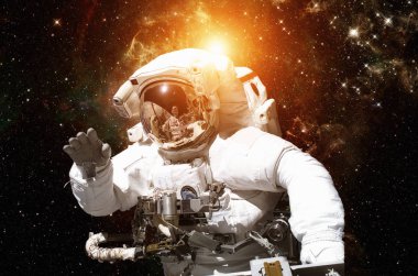 Uzayda bir astronot. Bu görüntünün elementleri NASA tarafından desteklenmektedir.