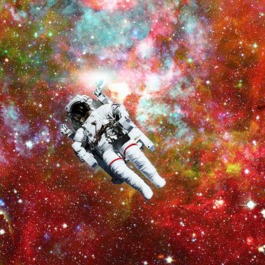 Uzayda bir astronot. Arkaplanda nebula.