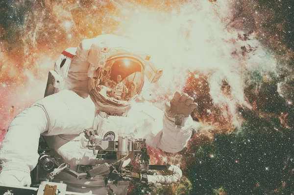 Astronaute dans l'espace dans le contexte de l'espace — Photo