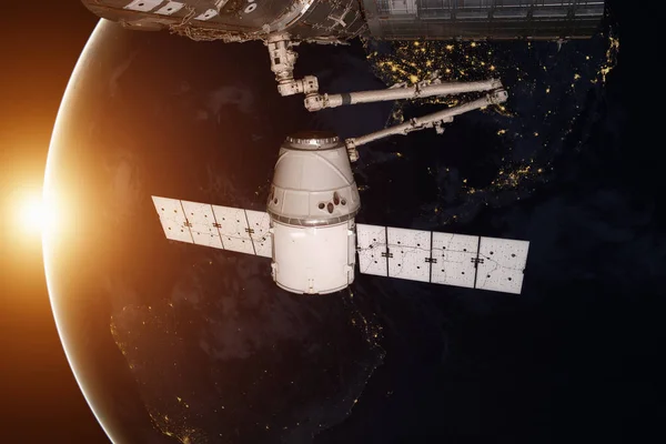 SpaceX Dragon kering a Föld bolygó körül. — Stock Fotó