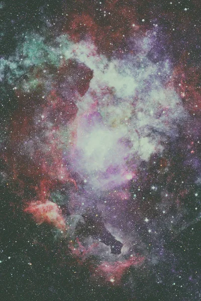 Nebulosa colorata e ammasso aperto di stelle nell'universo. — Foto Stock