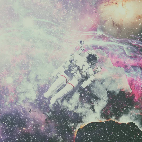 Astronaut i det ydre rum. Nebula på baggrunden . - Stock-foto