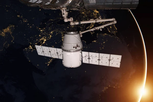 SpaceX Dragón orbitando el planeta Tierra. —  Fotos de Stock
