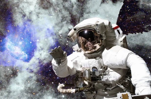 Astronauta en el espacio exterior. Galaxia y estrellas en el fondo . — Foto de Stock