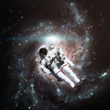 Astronot uzayda. Arka planda sarmal gökada.