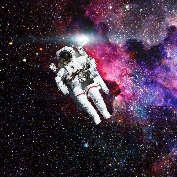 Astronaut i yttre rymden. Nebulosa på bakgrunden. — Stockfoto
