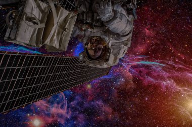 Astronot uzayda. Uzay yürüyüşü. Bu görüntü furn unsurları