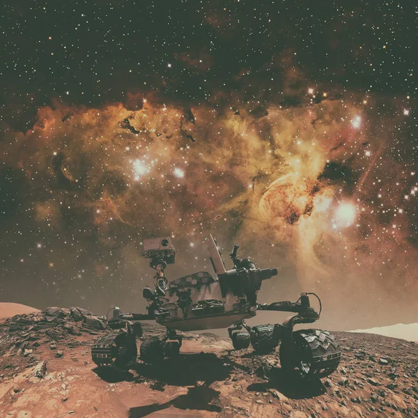 Curiosidad explorando la superficie de Marte. — Foto de Stock