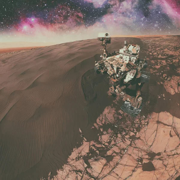 Curiosidad explorando la superficie de Marte. — Foto de Stock