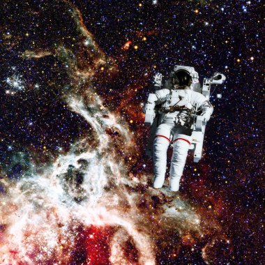 Uzayda bir astronot. Arkaplanda nebula.