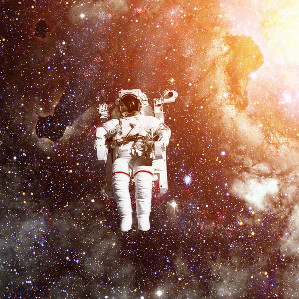 Астронавт у космосі. Туманність на задньому плані. — стокове фото