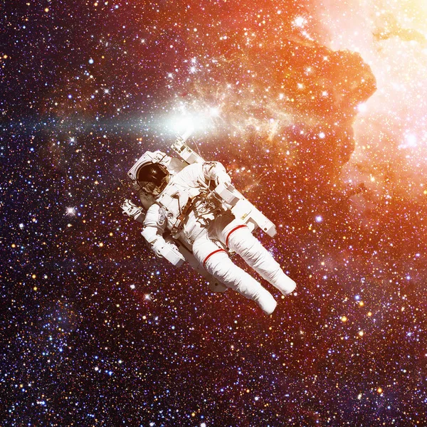 Uzayda bir astronot. Arkaplanda nebula.