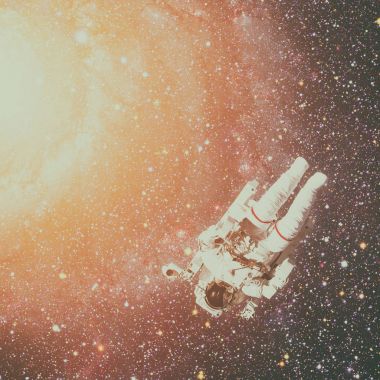 Uzayda bir astronot. Arkaplanda nebula.