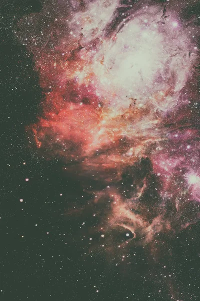 Evren yıldız, nebula ve galaksiyle dolu..