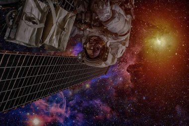 Astronot uzayda. Uzay yürüyüşü. Nasa tarafından döşenmiş bu görüntü unsurları