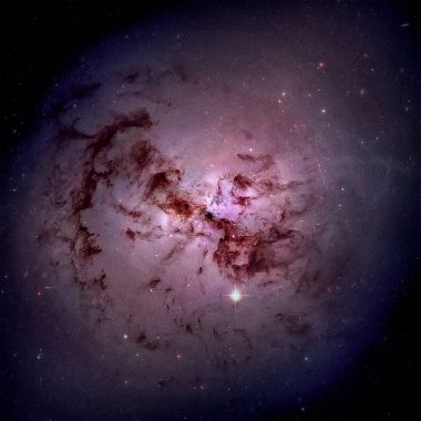 Ocak takımyıldızı yönünde bulunan dev eliptik gökada Ngc 1316.