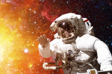 Astronot uzayda uzay zemin karşı.