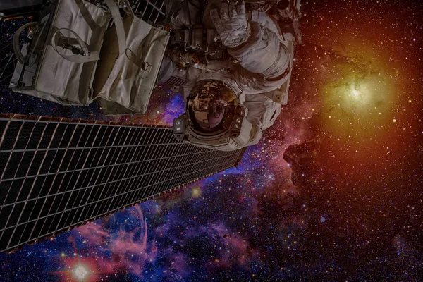 Astronot uzayda. Uzay yürüyüşü. Nasa tarafından döşenmiş bu görüntü unsurları