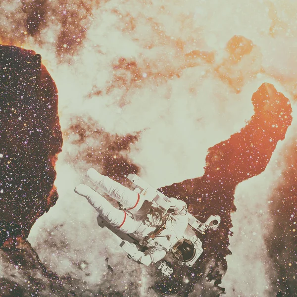 Uzayda bir astronot. Arkaplanda nebula.