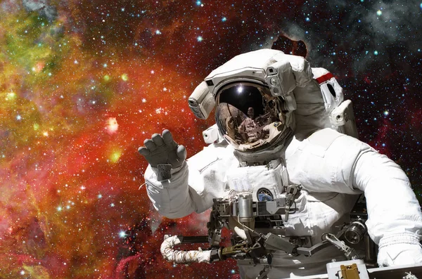 Astronot uzayda. Galaxy ve arka plan üzerinde yıldız.