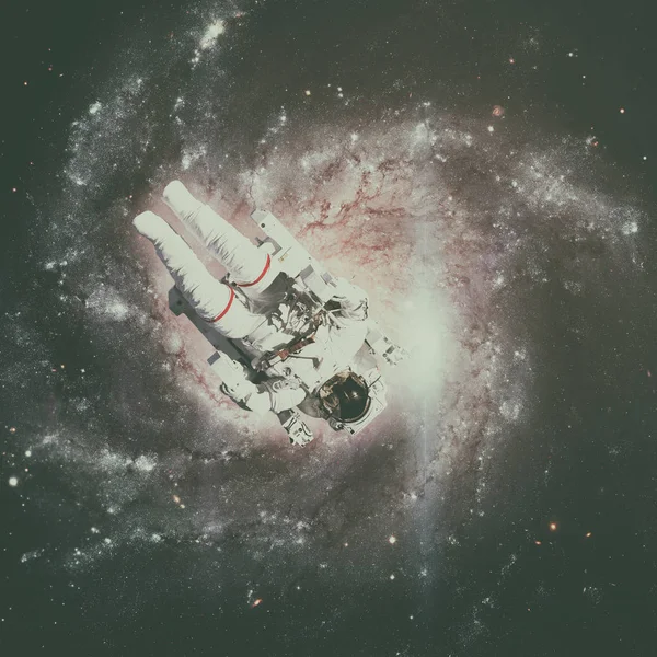Astronaut i rymden. Spiralgalax på bakgrunden. — Stockfoto