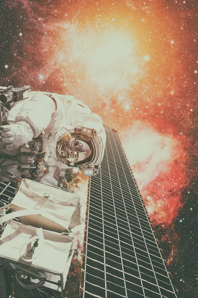 Un astronaute en mission spatiale. Éléments de cette image fournis par la NASA . — Photo
