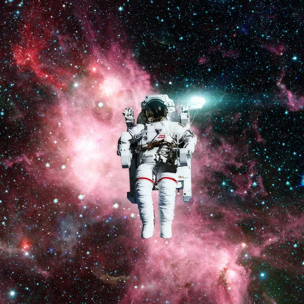 Astronaut i rymden. Nebula och stjärnor i bakgrunden. — Stockfoto