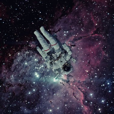 Uzayda bir astronot. Arkaplanda nebula.