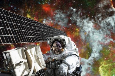 Uzay görevinde bir astronot. Bu görüntünün elementleri NASA tarafından desteklenmektedir.