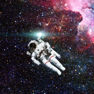 Uzayda bir astronot. Arkaplanda nebula.