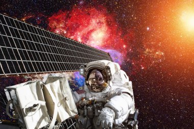 Uluslararası Uzay İstasyonu ve astronot Dünya üzerinde uzayda.