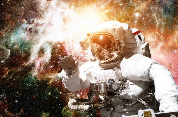 Astronot uzayda uzay zemin karşı.