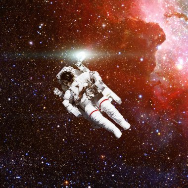 Astronot uzayda. Bulutsusu ve arka plan üzerinde yıldız.