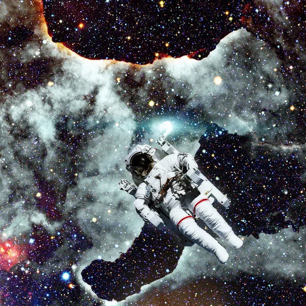 Uzayda bir astronot. Arkaplanda nebula.