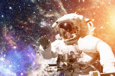 Astronot uzayda. Galaxy ve arka plan üzerinde yıldız.