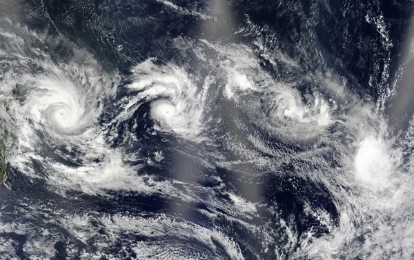 四个气旋影响。从空间查看。这张图片的元素是由美国国家航空航天局提供的 — 图库照片