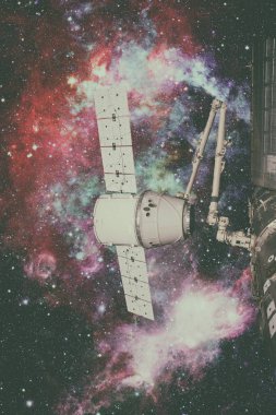 SpaceX Dragon Dünya 'nın yörüngesinde dönüyor..