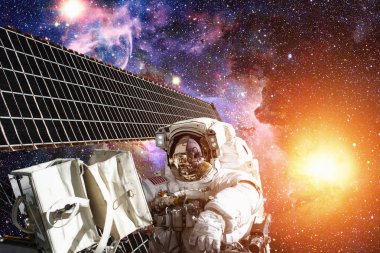 Astronot uzayda. Uzay yürüyüşü. Nasa tarafından döşenmiş bu görüntü unsurları