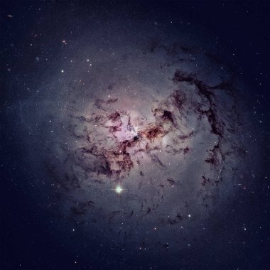 Ocak takımyıldızı yönünde bulunan dev eliptik gökada Ngc 1316.