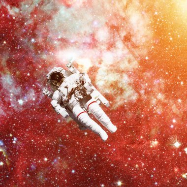 Uzayda bir astronot. Arkaplanda nebula.