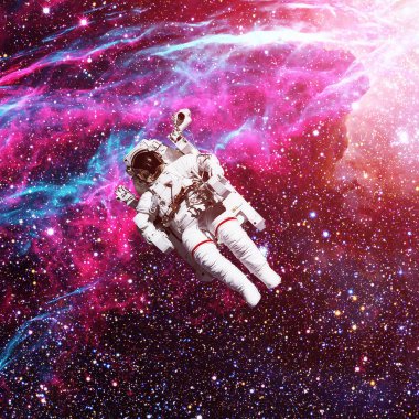 Uzayda bir astronot. Arkaplanda nebula.