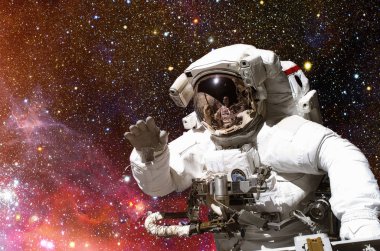 Astronot uzayda uzay zemin karşı.