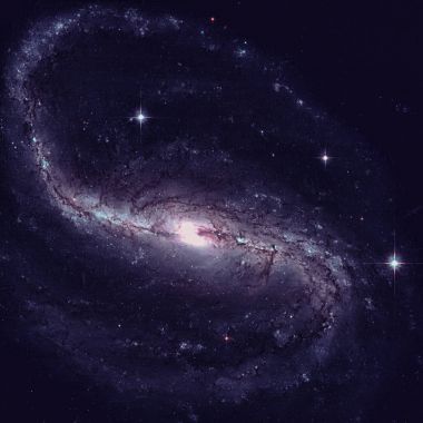 NGC 7479, Kanatlıat takımyıldızı yönünde bulunan bir çubuklu sarmal gökada olduğunu.