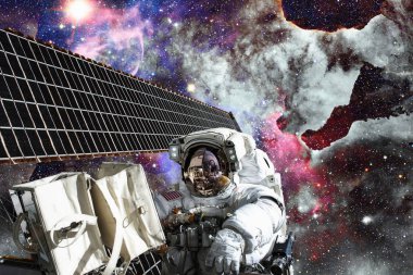 Astronot uzayda. Uzay yürüyüşü. Nasa tarafından döşenmiş bu görüntü unsurları