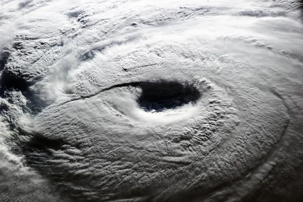 태풍이 지구 위를 덮고 있는 지구 위성 사진. — 스톡 사진